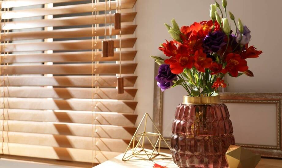 Drewniane żaluzje – styl, funkcje i inspiracje do aranżacji domowych okien