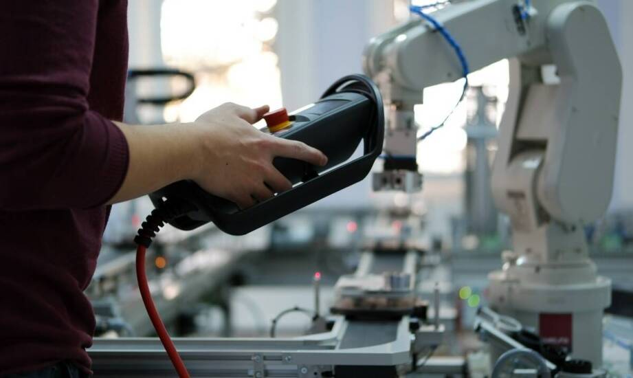 Mobilne roboty AMR – jak zmieniają transport i logistykę w przemyśle