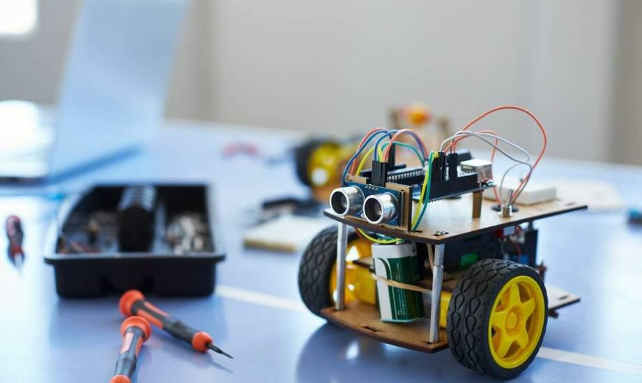 Mobilne roboty AMR – jak działają i jakie technologie je napędzają