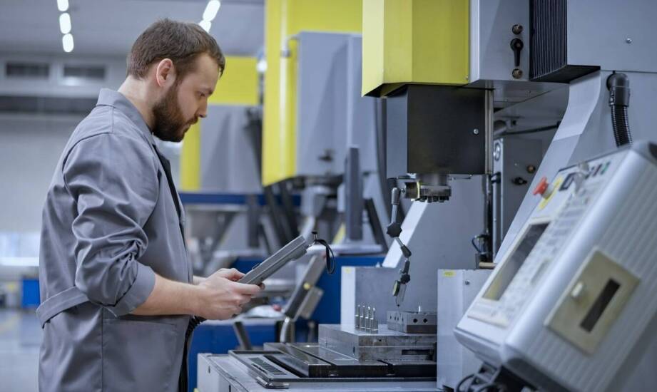 Maszyny produkcyjne w przemyśle – zastosowania, trendy i wpływ na efektywność