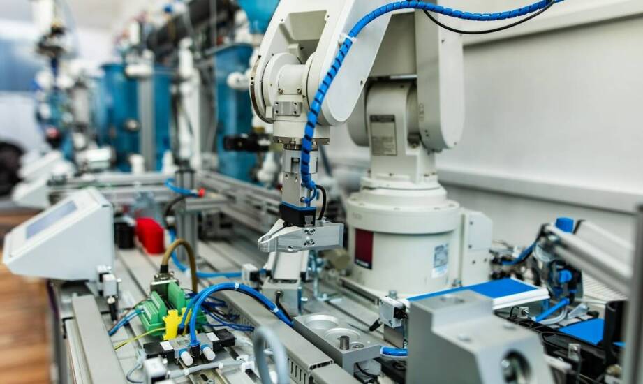 Jak automatyzacja procesów wpływa na rozwój i wydajność branży produkcyjnej