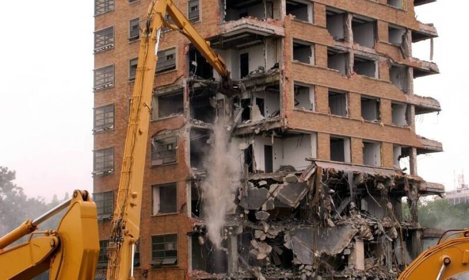 Jak przebiegają prace ziemne i jakie maszyny wykorzystywane są na placu budowy