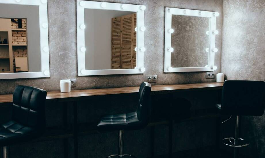 Lustra z podświetleniem – jak wybrać praktyczne i stylowe rozwiązanie