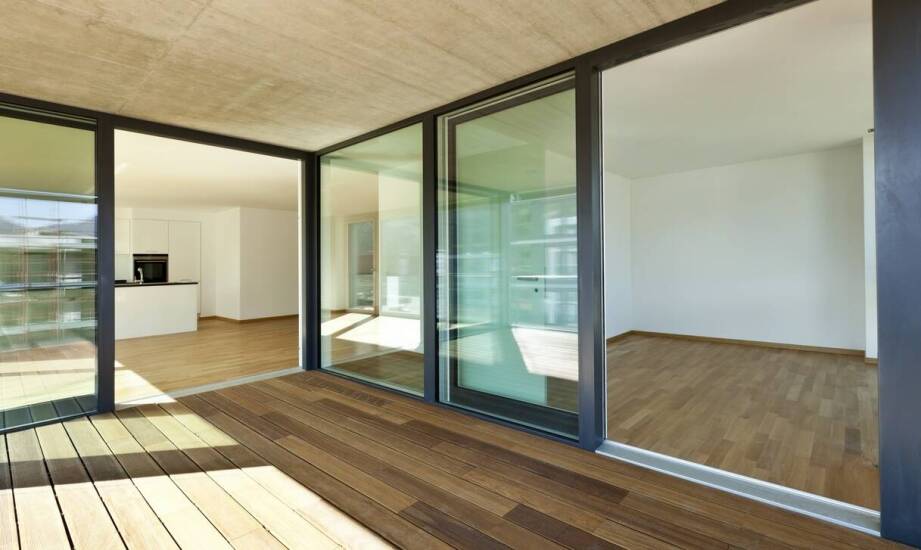 Drzwi szklane w aranżacji wnętrz – inspiracje i praktyczne zastosowania