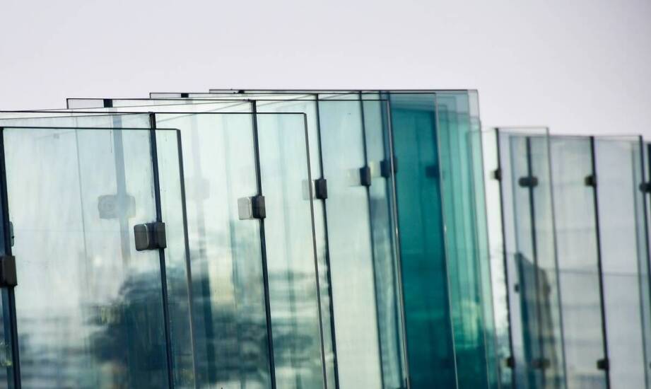 Zabudowy szklane w aranżacji wnętrz – inspiracje i praktyczne pomysły