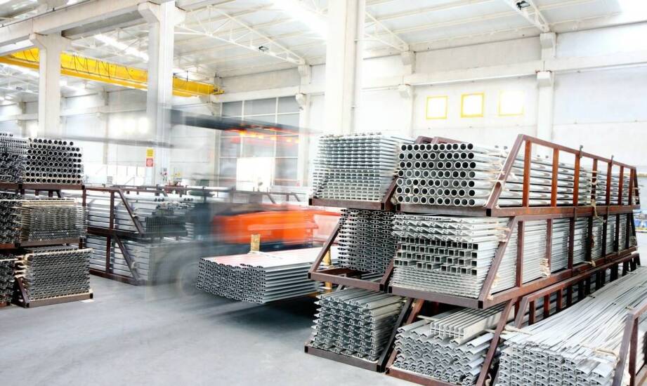 Transport wyrobów hutniczych – najważniejsze aspekty i wyzwania branży