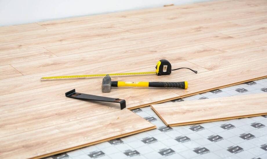 Wykładziny do domu i biura – praktyczne rozwiązania oraz inspiracje aranżacyjne