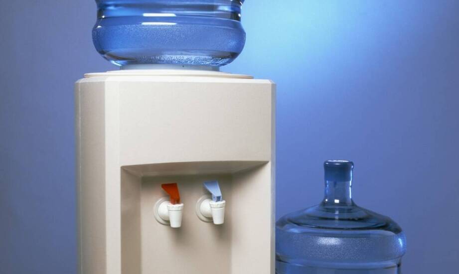 Dzierżawa dystrybutorów wody – jak wybrać najlepszą opcję dla biznesu