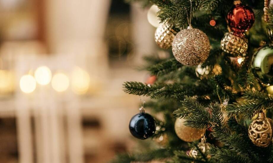 Trendy w dekorowaniu choinek – najmodniejsze ozdoby i stylizacje na święta