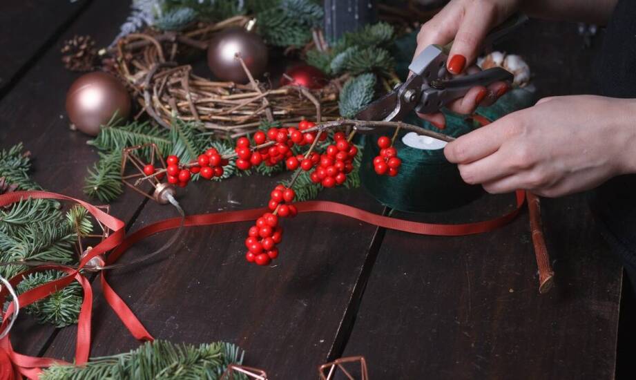 Stroiki świąteczne i choinki – inspiracje na magiczną atmosferę w domu