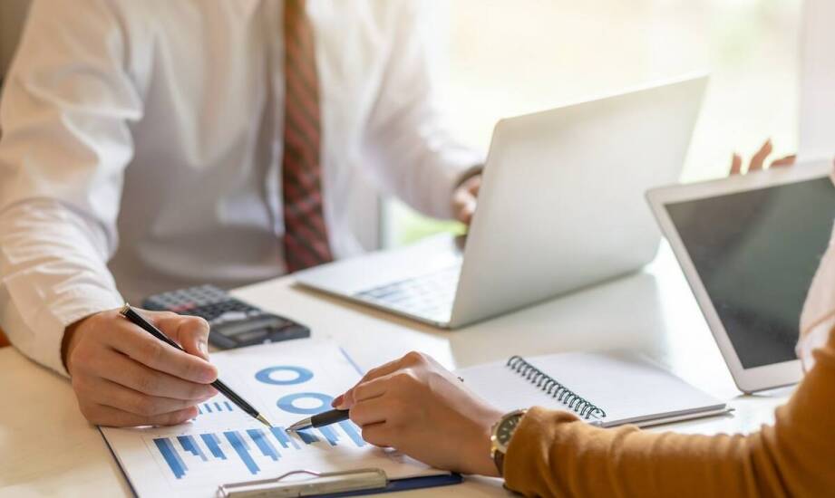 Jakie zadania realizuje księgowa i dlaczego są ważne dla przedsiębiorstw