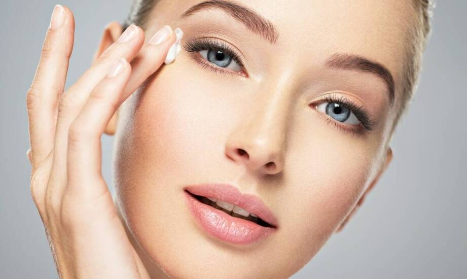 Najpopularniejsze zabiegi upiększające na twarz – przegląd i efekty