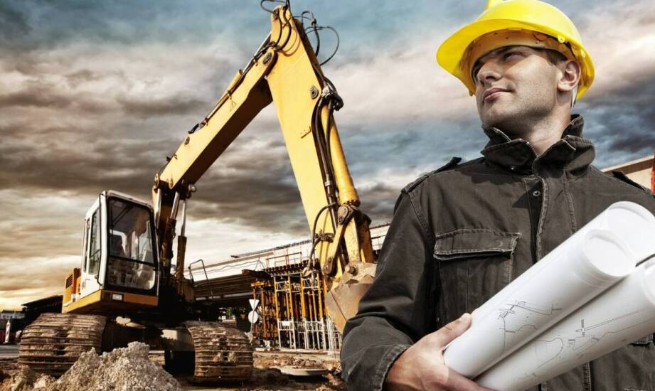Jaką rolę pełni kierownik budowy i kiedy jego obecność jest niezbędna?