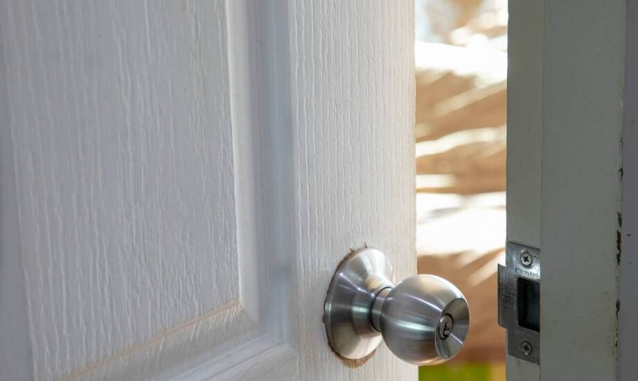 Najważniejsze cechy gałko-klamek do drzwi zewnętrznych – rodzaje i zastosowanie