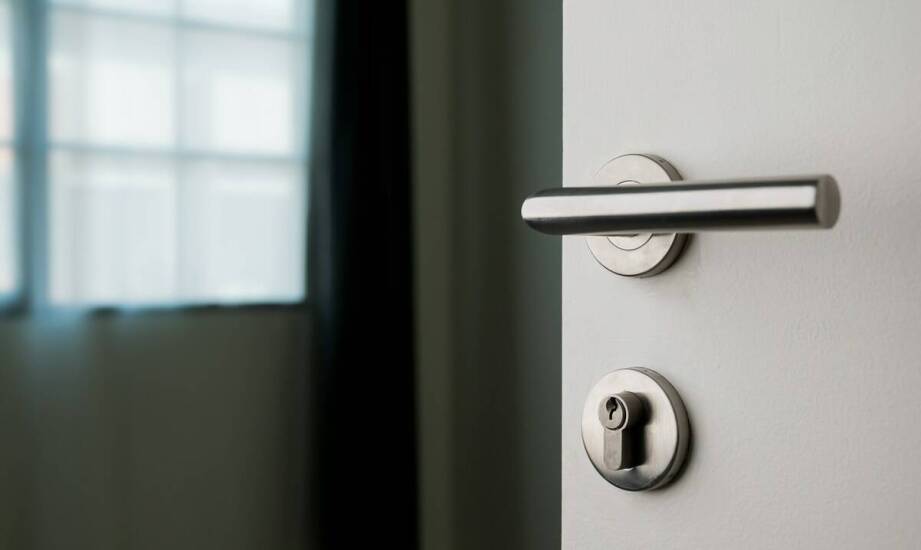 Rodzaje okuć i klamek do drzwi – jak wybrać odpowiednie rozwiązanie?