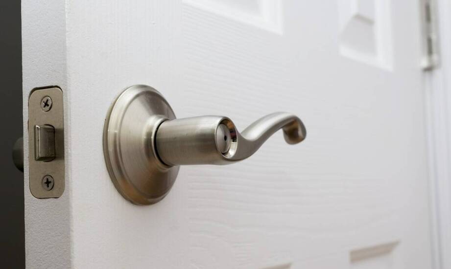 Pochwyty INOX – zalety, zastosowanie i wpływ na estetykę drzwi wejściowych