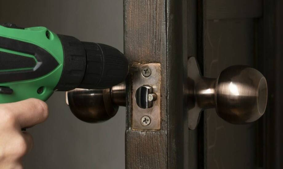 Samozamykacze do drzwi z blokadą – jak działają i gdzie warto je stosować