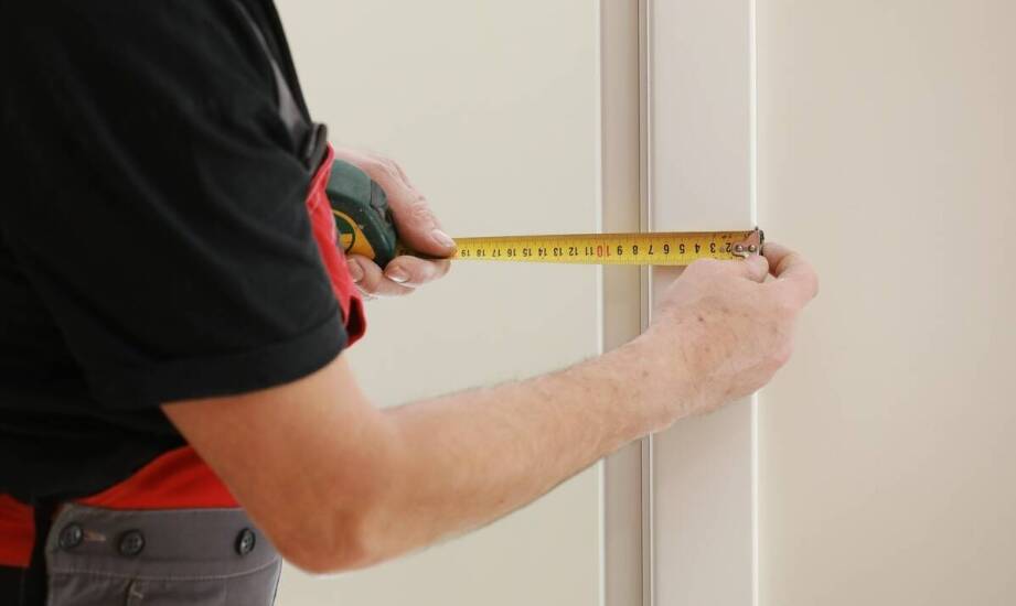 Próg opadający – jak działa i jakie korzyści daje w drzwiach zewnętrznych