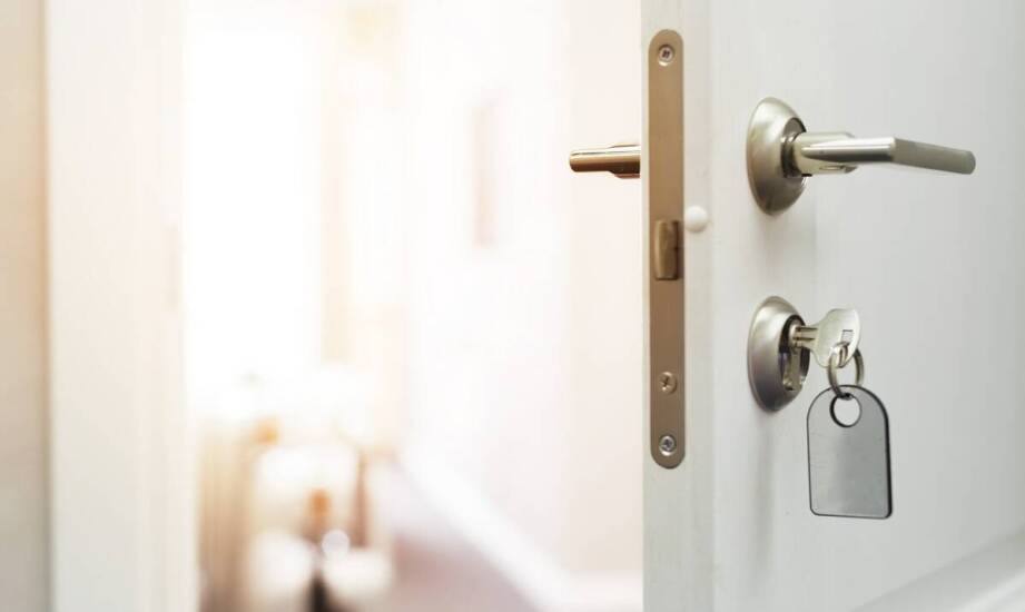 GEZE samozamykacze – niezawodne rozwiązania do drzwi w budynkach użytkowych