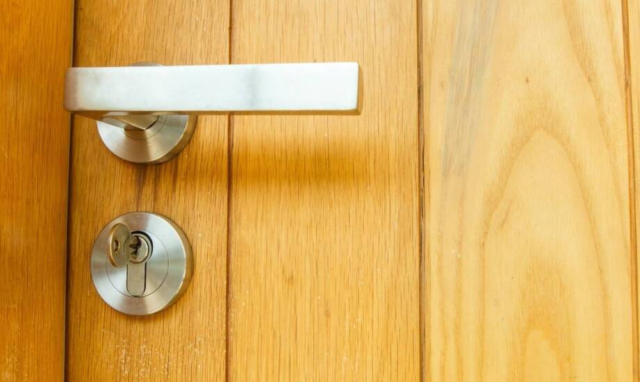 Zasuwnica drzwiowa – budowa, zastosowanie i rola w funkcjonowaniu drzwi