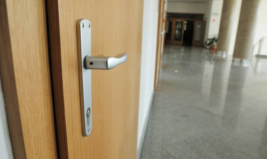 Zawiasy do drzwi aluminiowych – rodzaje, zastosowania i kluczowe zalety