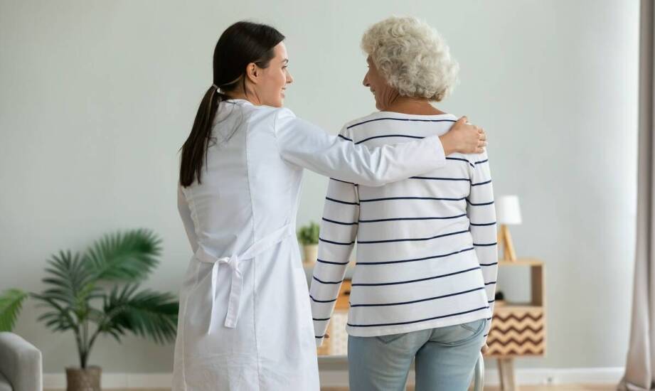 Jak wygląda opieka nad seniorami w domach opieki – zasady i standardy