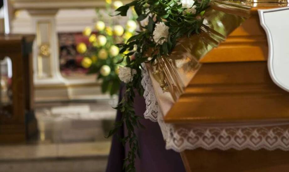 Kremacja i tradycyjny pochówek – porównanie form ostatniego pożegnania