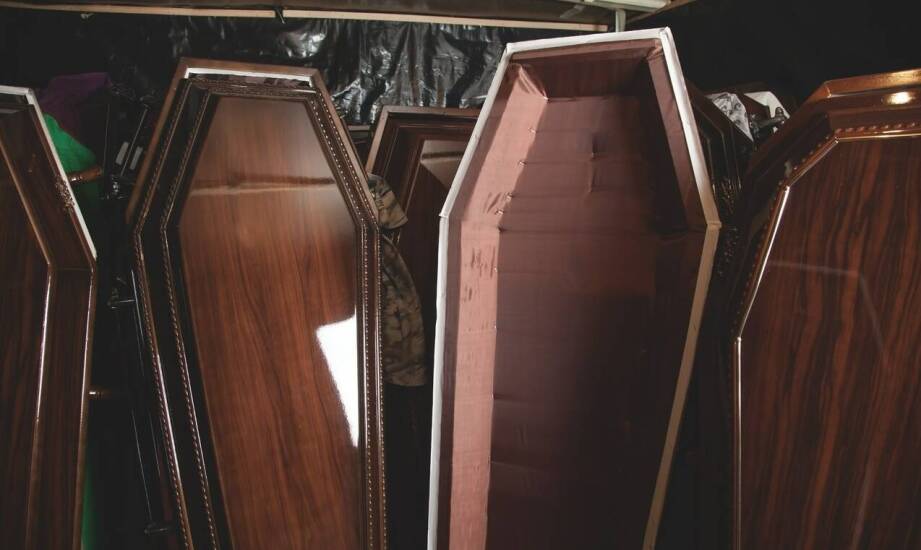 Trumny i urny – rodzaje, wybór oraz najważniejsze kwestie przy pochówku