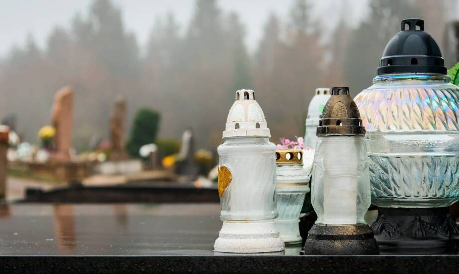 Urny i wybór formy pochówku – najważniejsze aspekty ostatniego pożegnania