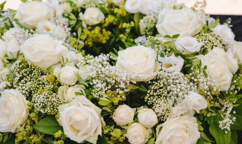 Najważniejsze informacje o wieńcach i kompozycjach kwiatowych na pogrzeb