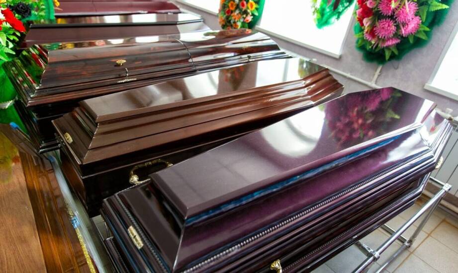 Rodzaje trumien i ich znaczenie w obrzędach pogrzebowych oraz pochówku