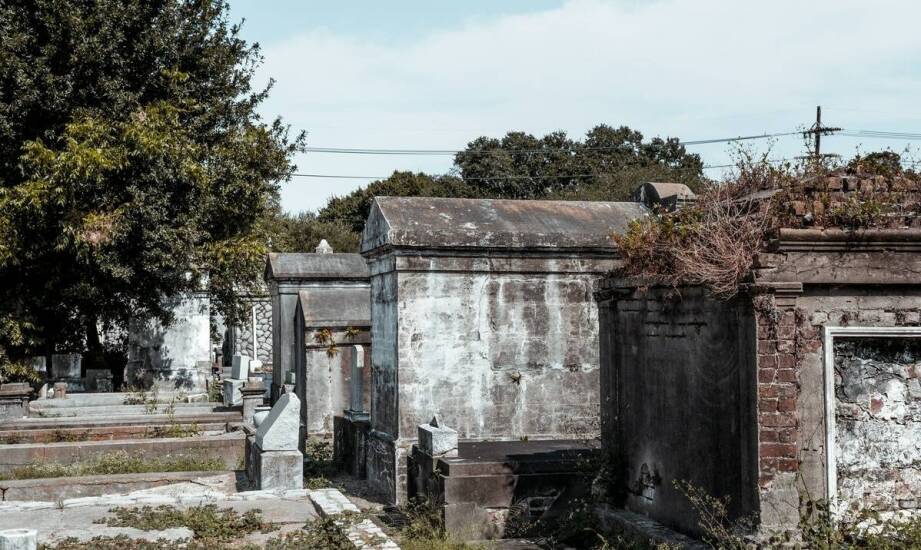 Zakład pogrzebowy – zakres usług, etapy przygotowania i istotne formalności