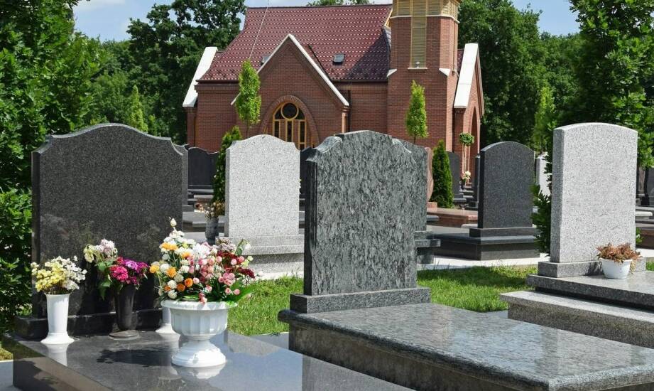 Jakie formalności i wsparcie oferują domy pogrzebowe podczas organizacji pochówku