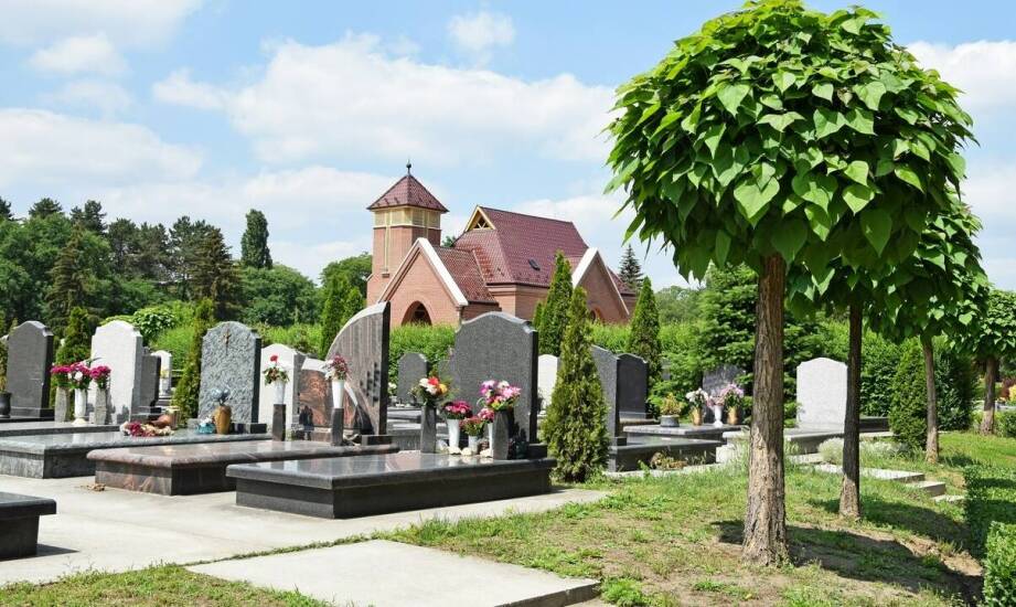 Jak wybrać odpowiednią firmę pogrzebową – istotne kryteria i wskazówki