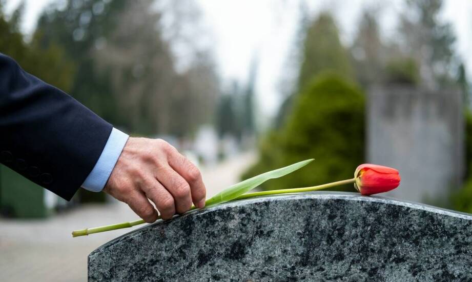 Jak wybrać zakład pogrzebowy i na co zwrócić uwagę podczas organizacji pożegnania