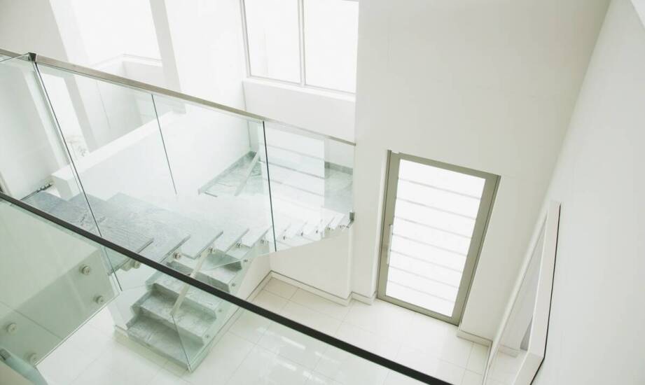 Balustrady szklane – zalety, zastosowanie i inspiracje do aranżacji wnętrz
