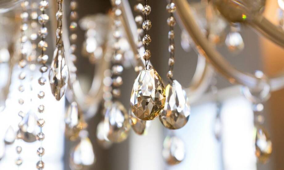 Lustra na wymiar – inspiracje, zalety i możliwości aranżacyjne w domu