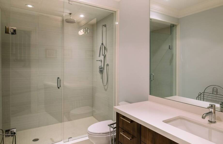 Szklane kabiny prysznicowe na wymiar – zalety, funkcje i możliwości aranżacji