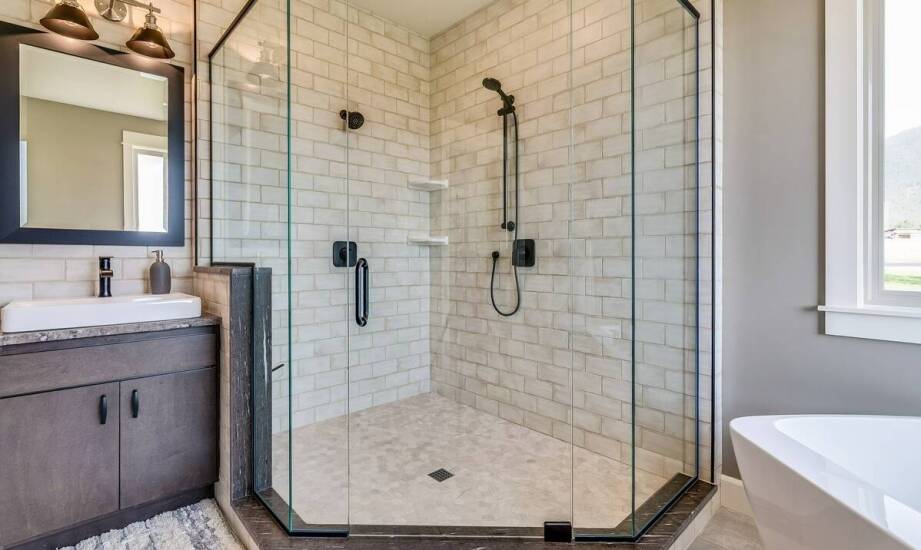 Szklane kabiny prysznicowe na wymiar – jak wybrać i na co zwrócić uwagę