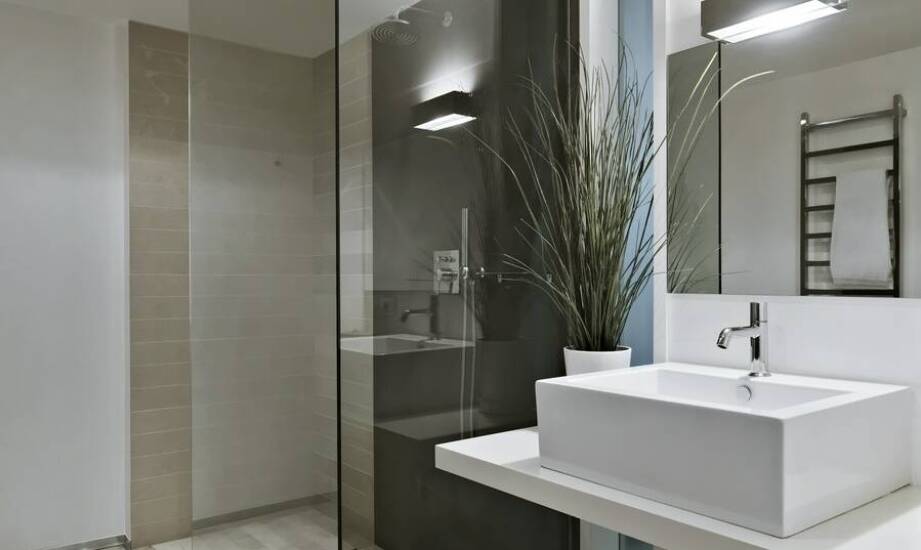 Szklane kabiny prysznicowe na wymiar – trendy, estetyka i trwałość w łazience