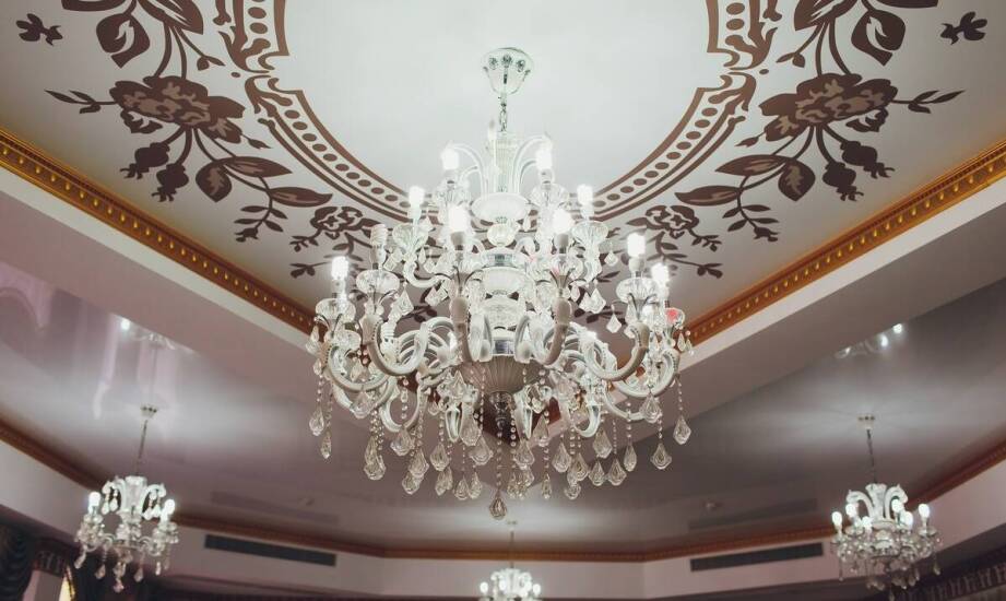 Lustra w przedpokoju – pomysły na optyczne powiększenie i doświetlenie wnętrza