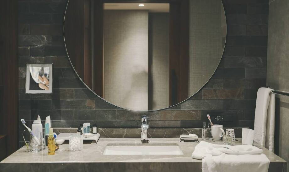 Jak dobrać lustro łazienkowe pod względem stylu, rozmiaru i funkcjonalności