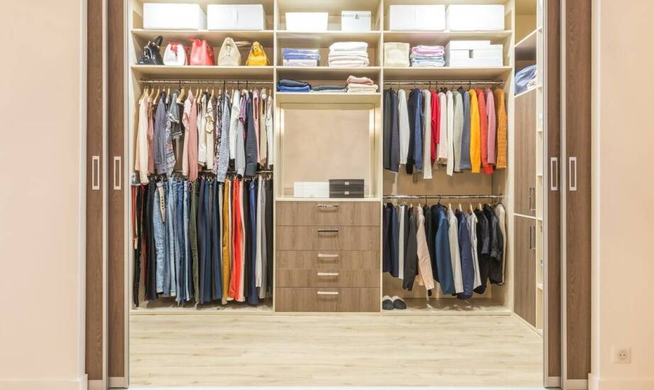 Szafy z drzwiami przesuwnymi i garderoby na wymiar – inspiracje do domu