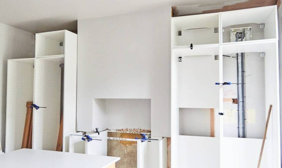 Szafy wnękowe – inspiracje i praktyczne rozwiązania do każdego mieszkania