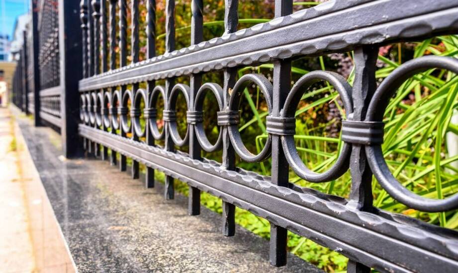 Balustrady kute – stylowe pomysły i inspiracje do aranżacji przestrzeni