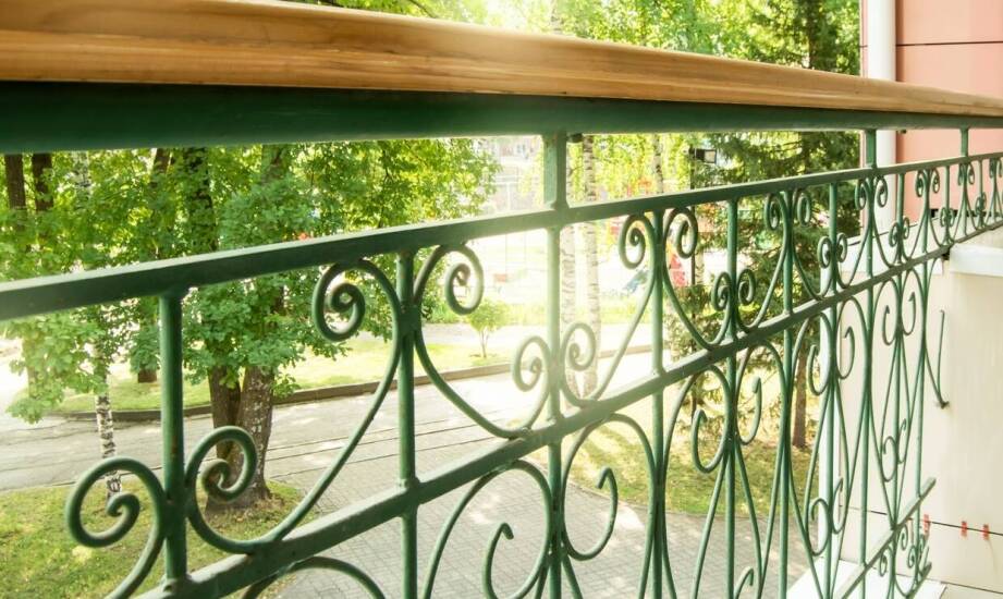 Balustrady zewnętrzne – inspiracje i funkcjonalność w aranżacji przestrzeni