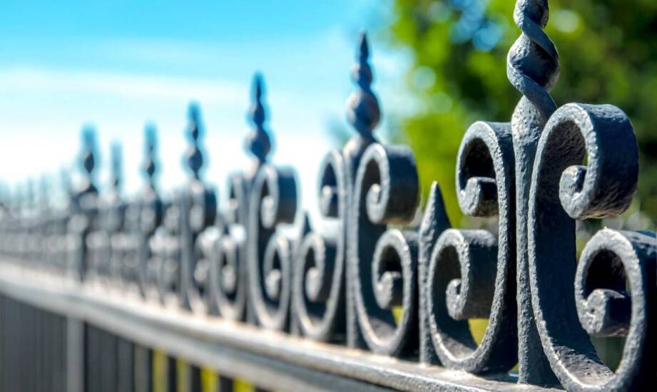 Balustrady kute – ponadczasowy styl i trwałość w aranżacji przestrzeni