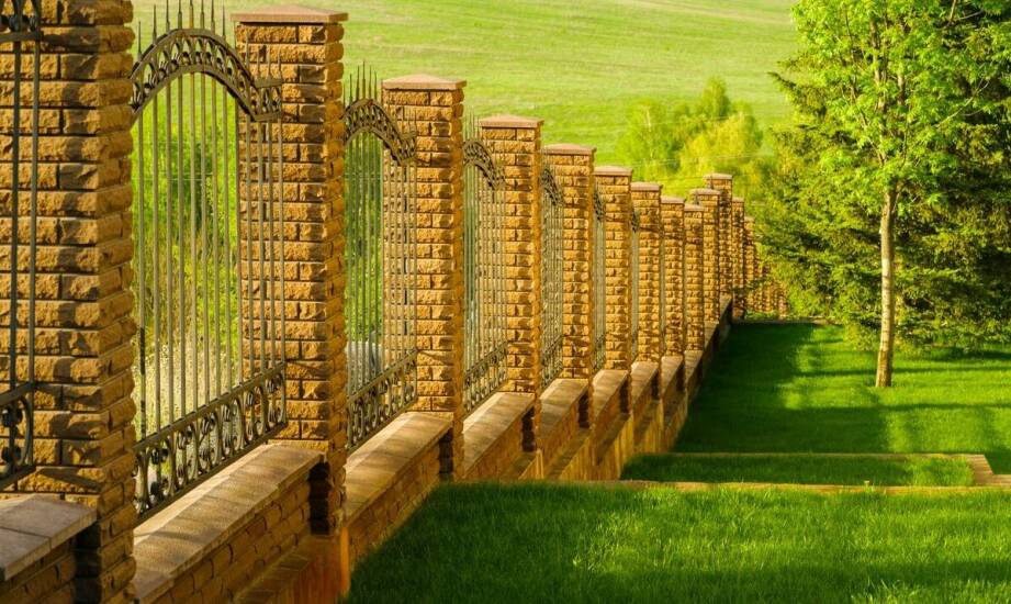 Ogrodzenia – inspiracje, materiały i praktyczne wskazówki do wyboru