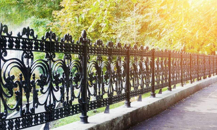 Ogrodzenia kute – historia, wzornictwo i zastosowania w architekturze