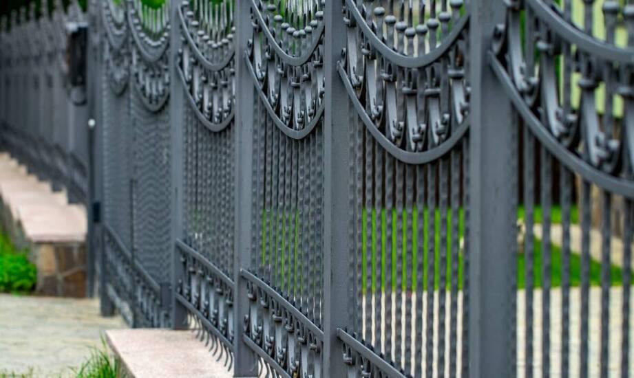Ogrodzenia metalowe – trwałość, estetyka i zalety stosowania na posesji